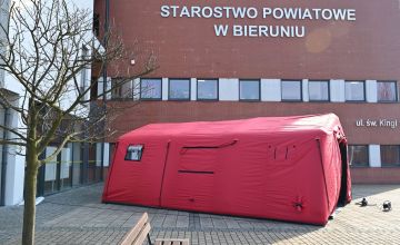 Zakupiony namiot przed budynkiem Starostwa